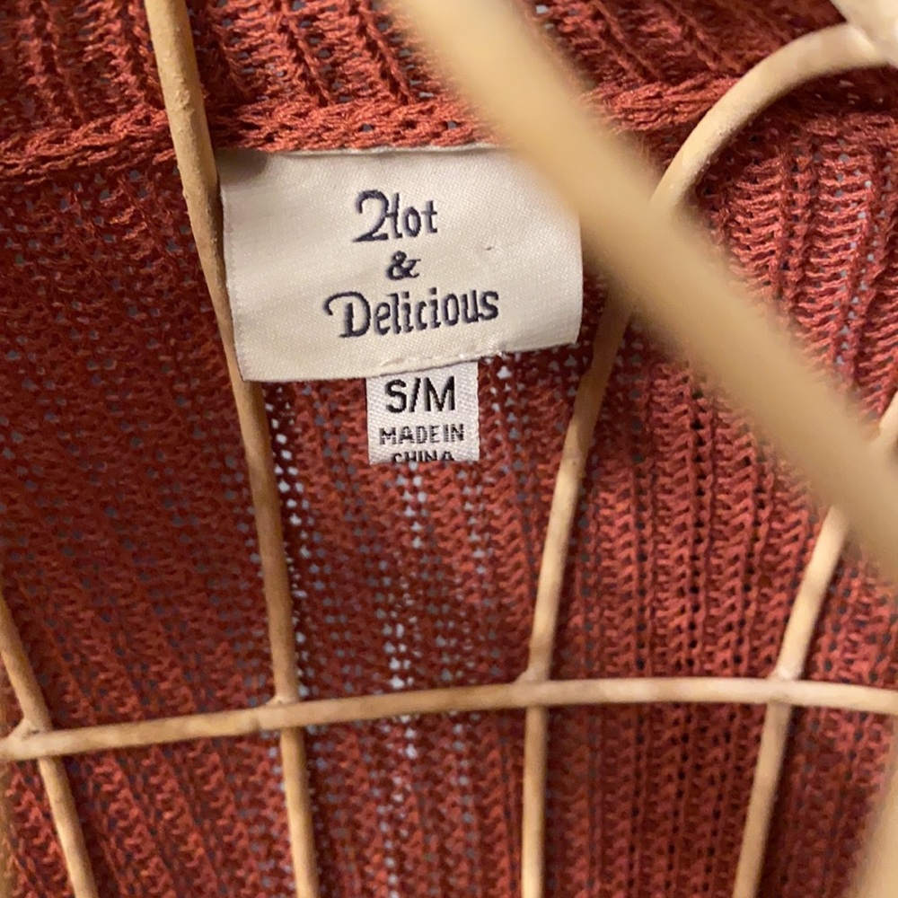 2lot & delicious sweater - size small - Picture 2 of 4